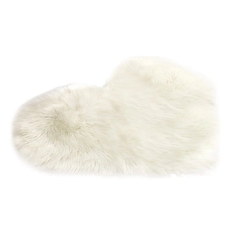 Fluffy heart-shaped faux sheepskin rug for home décor