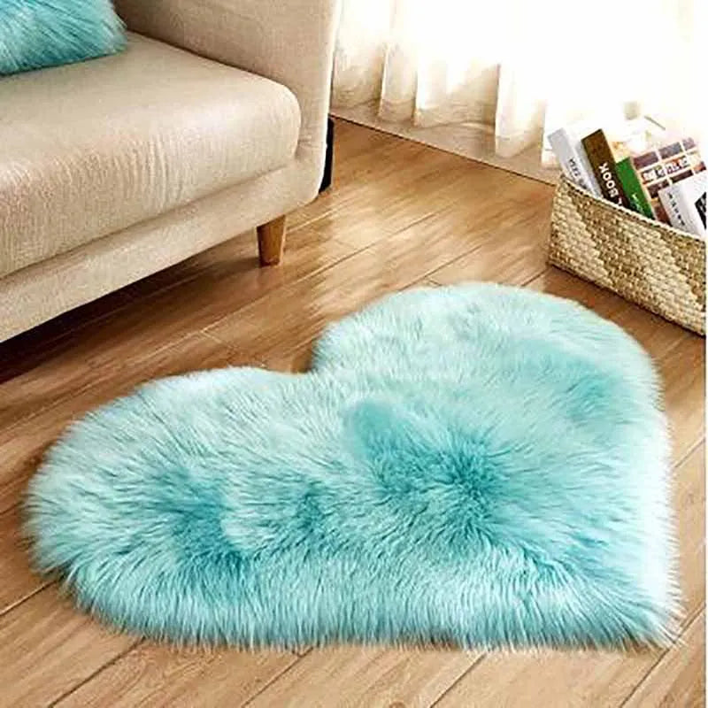 Fluffy heart-shaped faux sheepskin rug for home décor