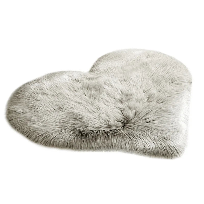 Fluffy heart-shaped faux sheepskin rug for home décor