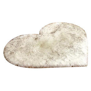 Fluffy heart-shaped faux sheepskin rug for home décor