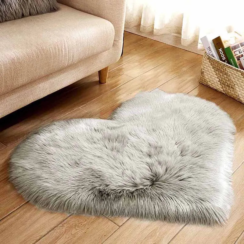 Fluffy heart-shaped faux sheepskin rug for home décor